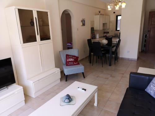 Super 2 Bed Apartment Opposite The Beach