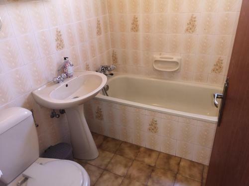 Super 2 Bed Apartment Opposite The Beach