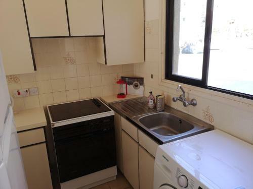 Super 2 Bed Apartment Opposite The Beach