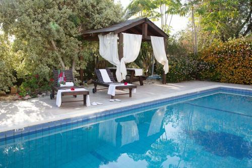 Coral Bay Sunkiss Villa
