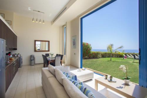 ?villa In A Fantastic Location On The Seafront? Protaras Villa 48