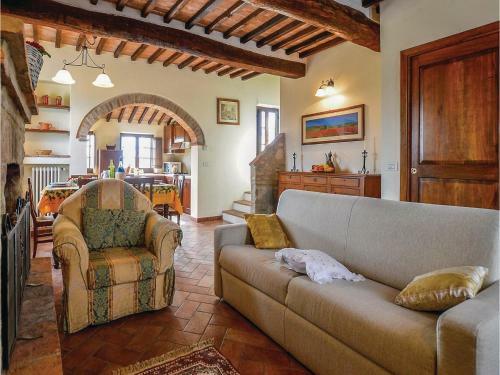 Two-bedroom Apartment In Asciano Si