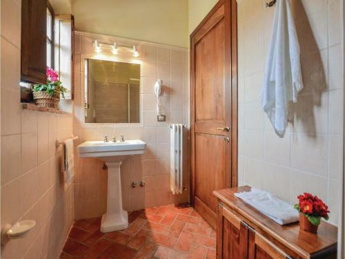 Two-bedroom Apartment In Asciano Si