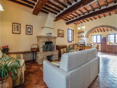 Two-bedroom Apartment In Asciano Si
