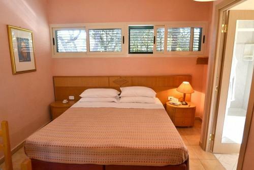 Baia Domizia Villa Sleeps 2 Pool Wifi