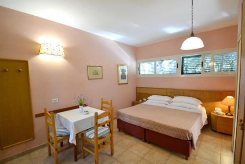 Baia Domizia Villa Sleeps 2 Pool Wifi