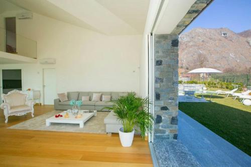 Griante Villa Sleeps 10 Pool