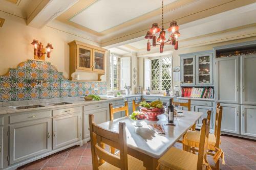 Coselli 's Collection. Luxury Villas Rental