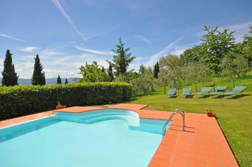 Capolona Apartment Sleeps 2 T241787