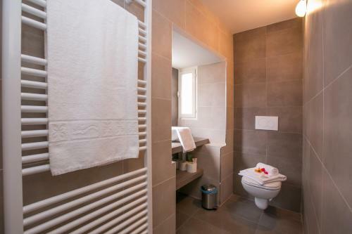 Carate Urio Apartment Sleeps 10