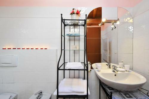 Carlazzo Apartment Sleeps 4 Pool