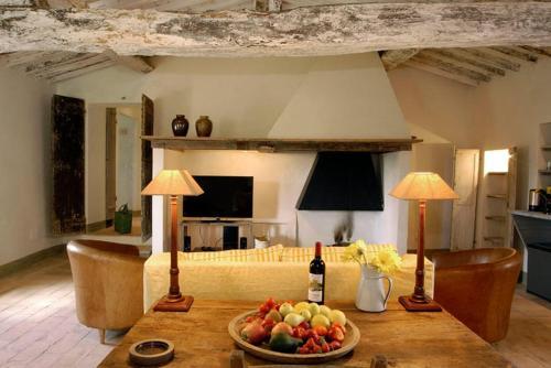 Castiglioncello Del Trinoro Villa Sleeps 12 T762720