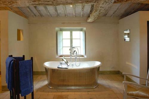 Castiglioncello Del Trinoro Villa Sleeps 12 T762720