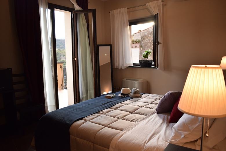 Hostal Cento Tari' Guest House