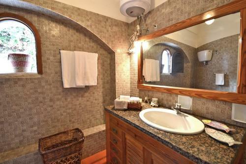 Castro Marina Villa Sleeps 14 Pool