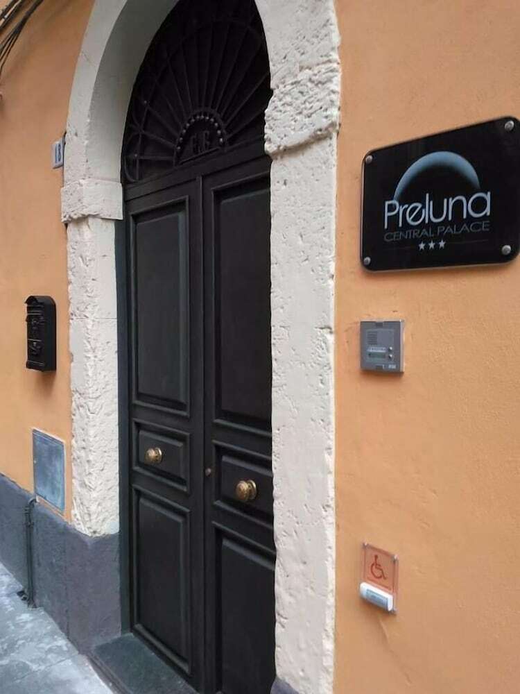 Hostal Preluna Central Palace