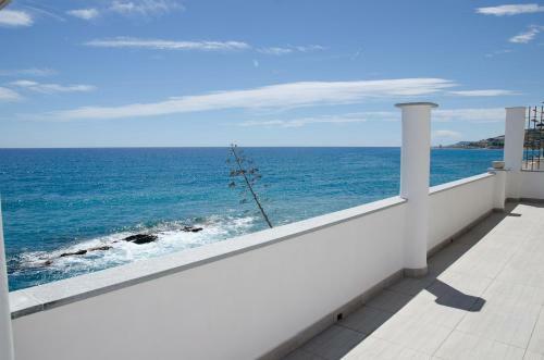 Seaside Holiday Apartment - Unique Location