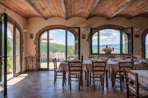 Civitella In Val Di Chiana Villa Sleeps 10 Pool