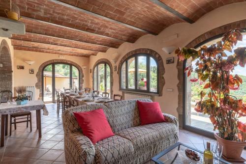 Civitella In Val Di Chiana Villa Sleeps 10 Pool