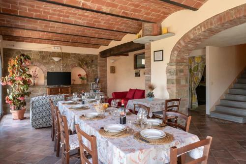 Civitella In Val Di Chiana Villa Sleeps 10 Pool