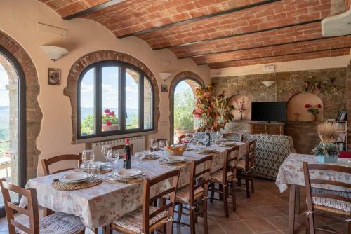 Civitella In Val Di Chiana Villa Sleeps 10 Pool