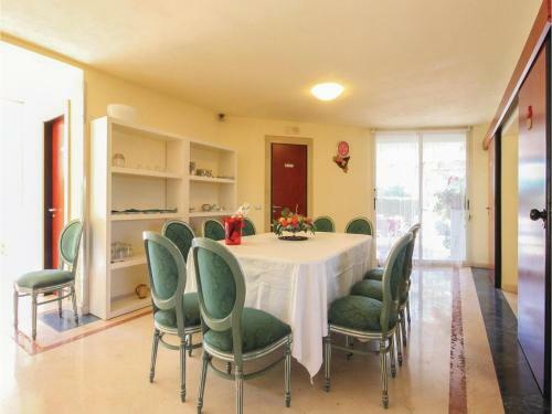 Four-bedroom Holiday Home In Vittoria (rg)