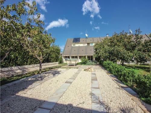 Four-bedroom Holiday Home In Vittoria (rg)
