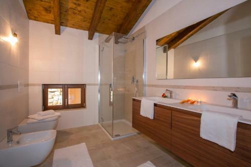Cressogno Villa Sleeps 10 Pool Air Con