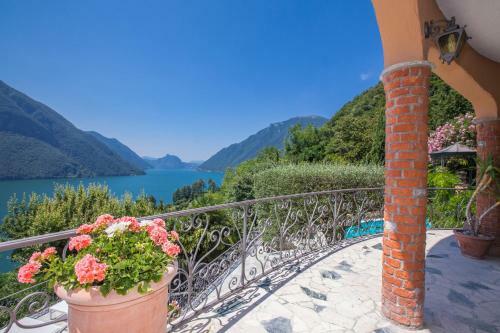 Cressogno Villa Sleeps 10 Pool Air Con