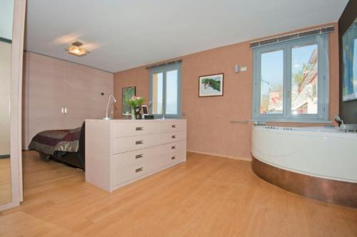 Fiumelatte Apartment Sleeps 10 Air Con