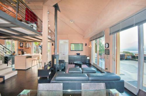 Fiumelatte Apartment Sleeps 10 Air Con