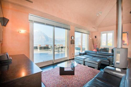 Fiumelatte Apartment Sleeps 10 Air Con