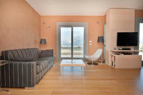 Fiumelatte Apartment Sleeps 10 Air Con