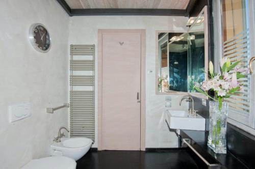 Fiumelatte Apartment Sleeps 10 Air Con