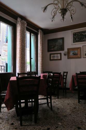 Hostal B&B Allegri
