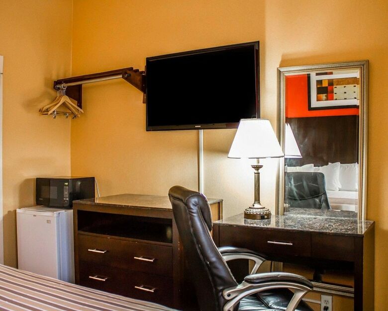 Hotel Rodeway Inn Macarthur Airport