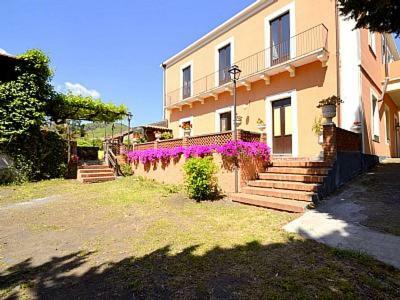 Viagrande Villa Sleeps 8 Wifi