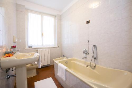 Tremezzo Villa Sleeps 12 Pool