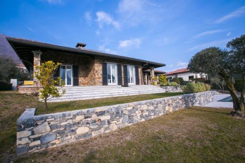 Tremezzo Villa Sleeps 12 Pool