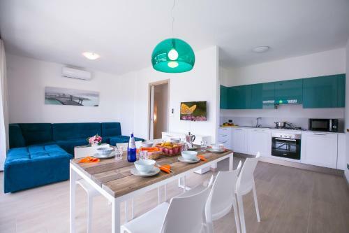 Tremezzo Villa Sleeps 12 Pool Air Con