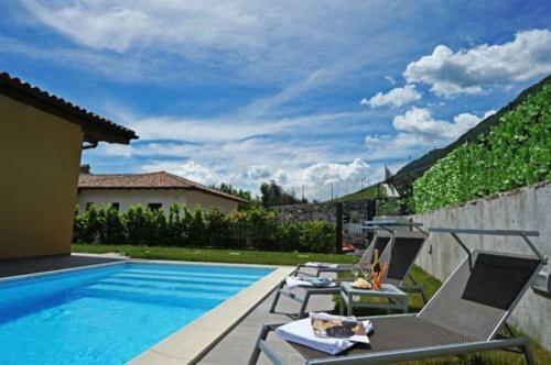 Tremezzo Villa Sleeps 8 Pool Air Con