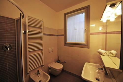 Tremezzo Apartment Sleeps 4 Pool T421276