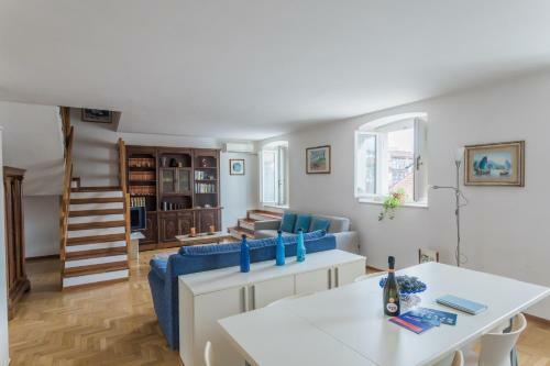 Apartamento Triestevillas Imbriani, Hyper Central Duplex, Rooftop View, 4+2 Guests