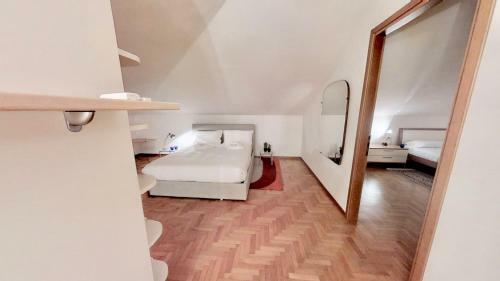 Apartamento Triestevillas Imbriani, Hyper Central Duplex, Rooftop View, 4+2 Guests