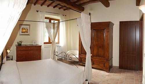 Todi Villa Sleeps 10 Pool