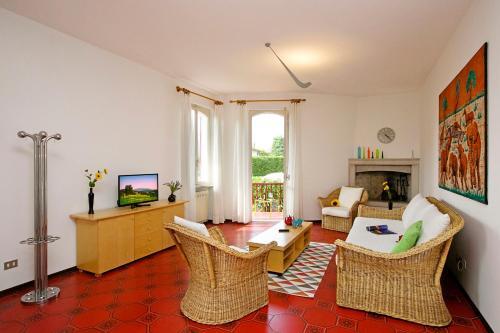 Sirmione Villa Sleeps 8 Pool