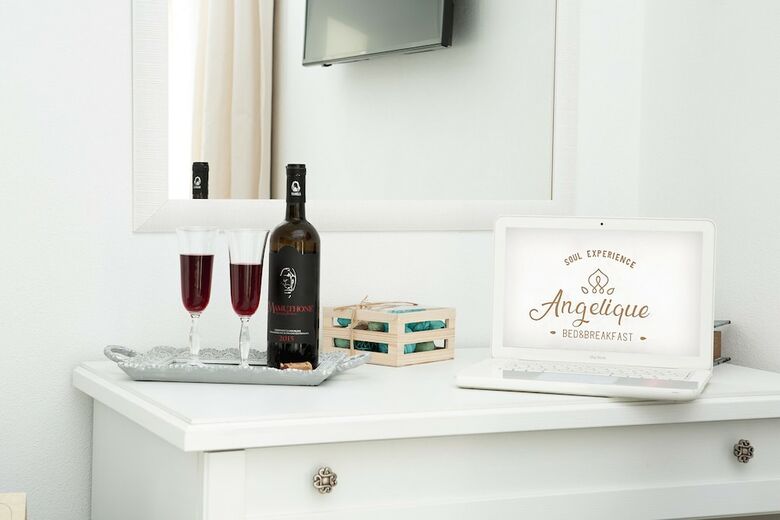 Hostal Angelique B&B