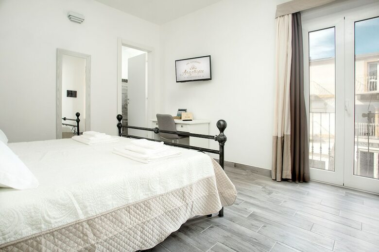 Hostal Angelique B&B