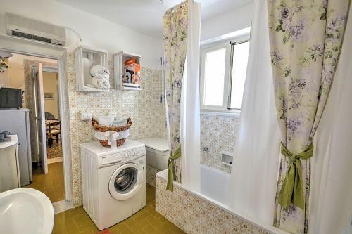 Scala Villa Sleeps 4 Air Con