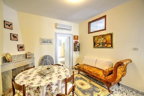 Scala Villa Sleeps 4 Air Con